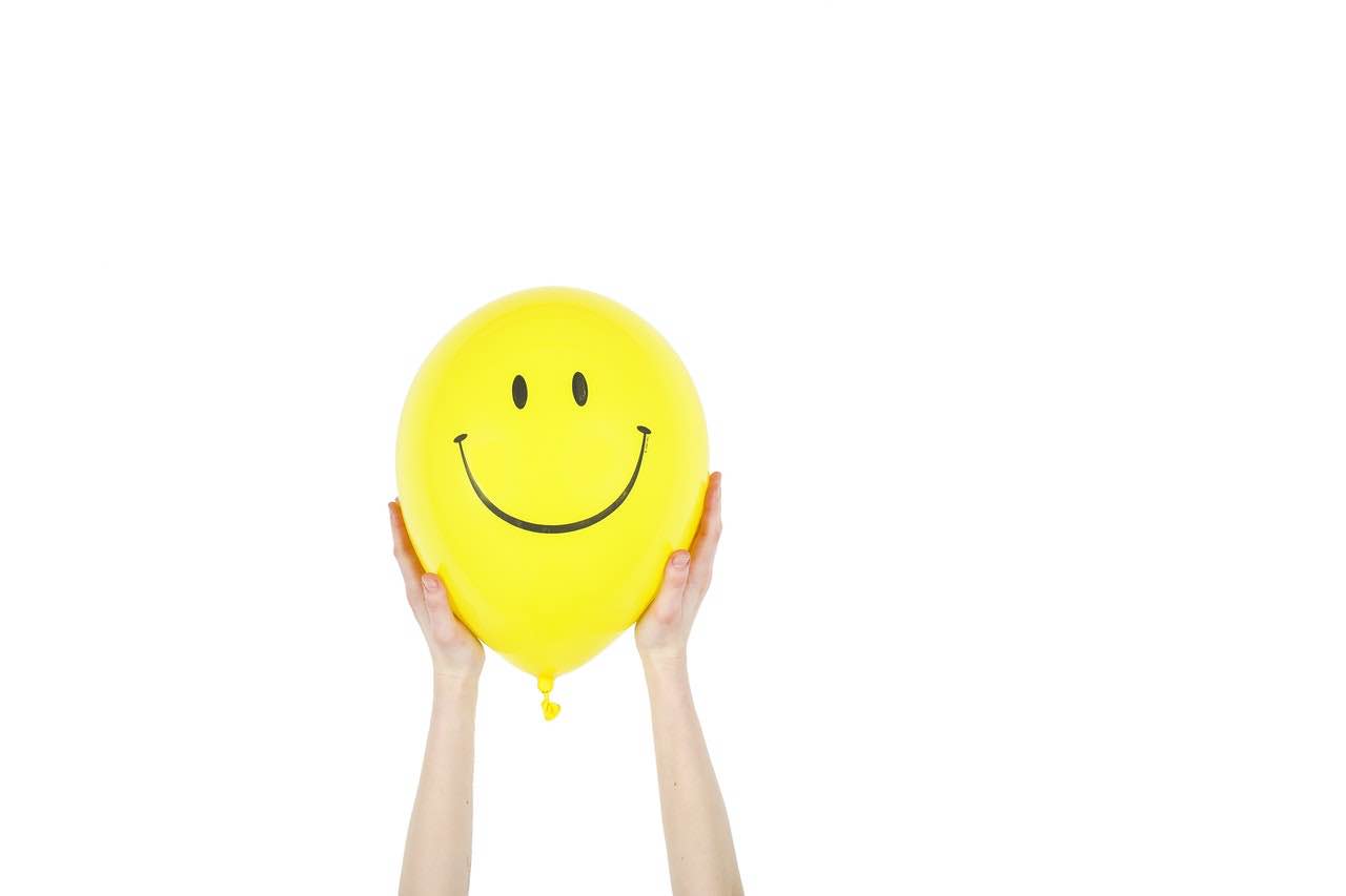 bonheur sourire bonhomme ballon jaune heureux