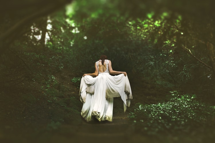 Femme,robe blanche, forêt,seule