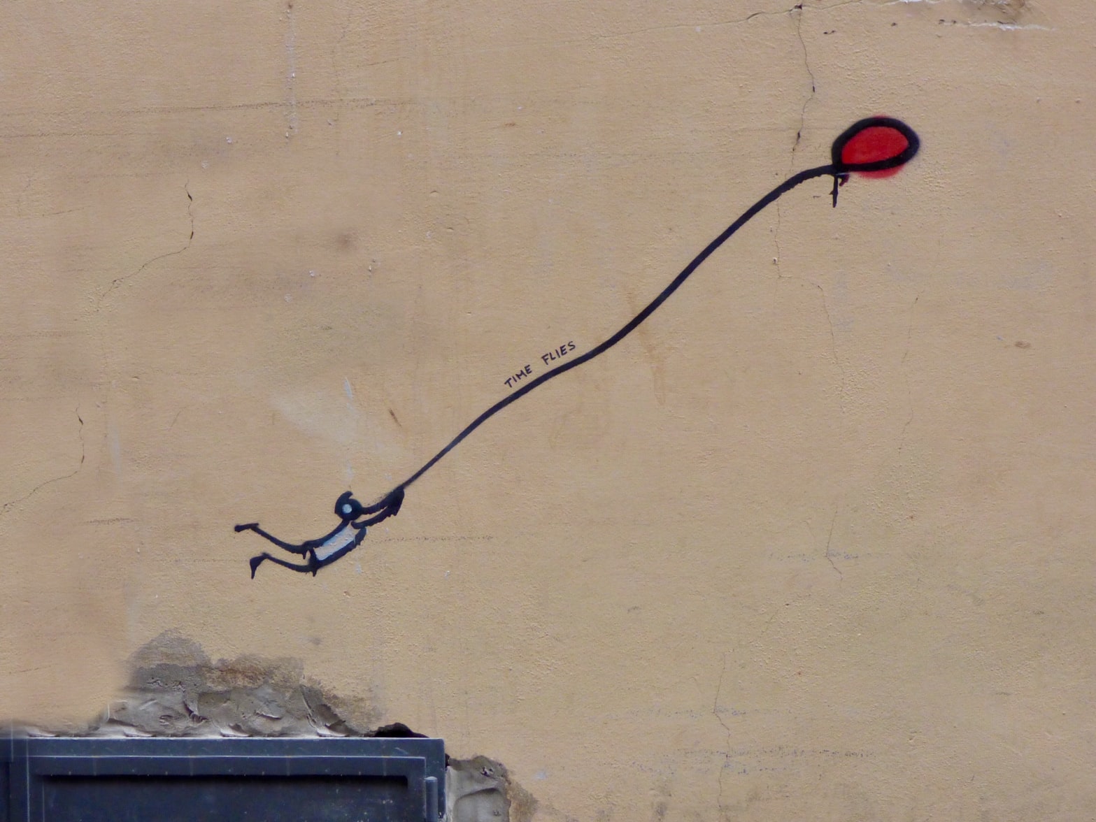 mur décoloré,dessin, bonhomme tenant ballon rouge