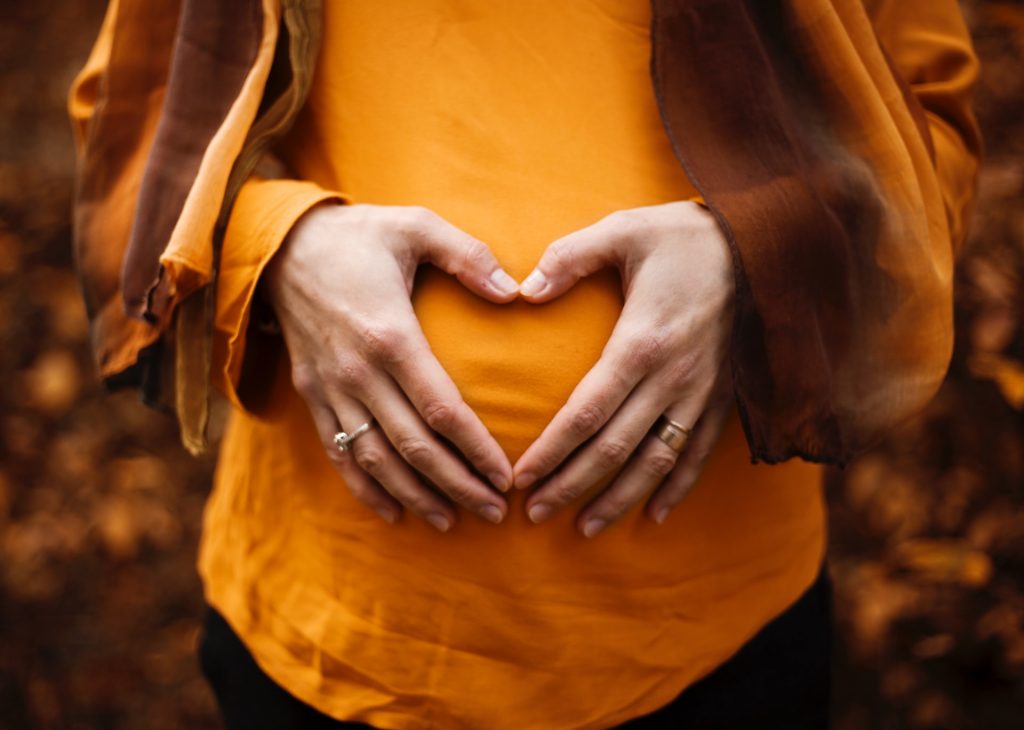 femme enceinte mains ventre coeur