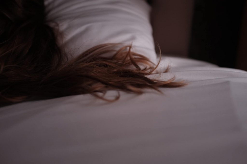 cheveux étendus sur le lit