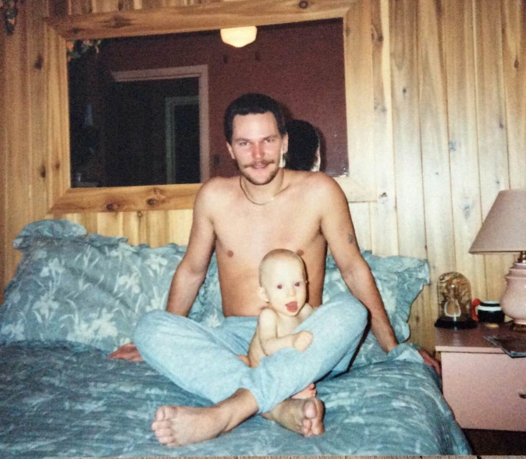 père et son enfant sur un lit 