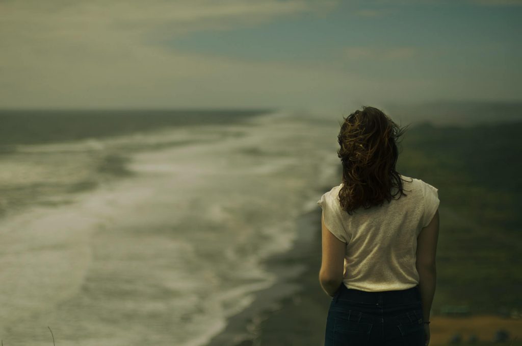 femme qui contemple l'océan