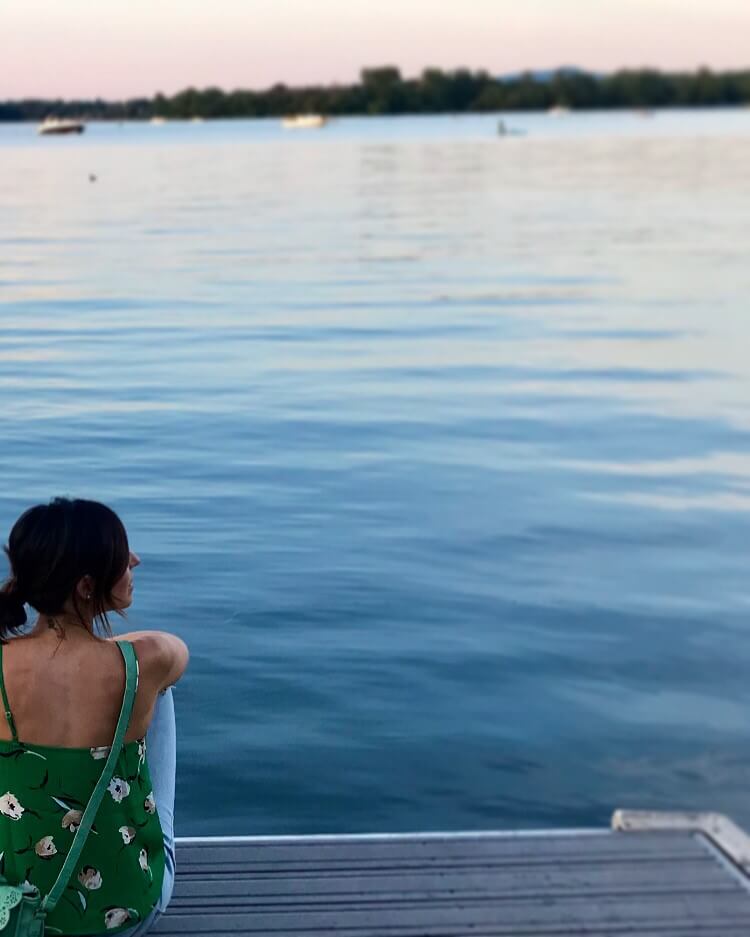 Maryse assise devant un lac