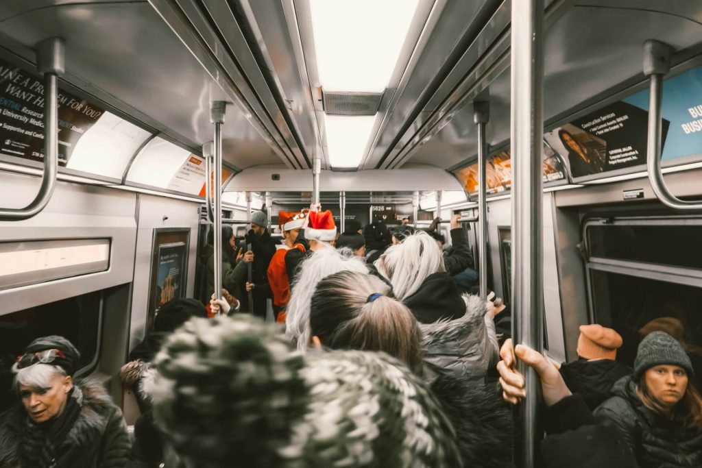 gens dans un wagon de métro