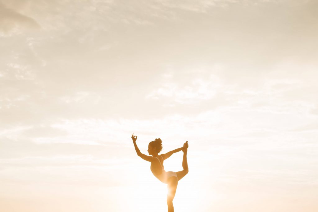 position de yoga devant le soleil