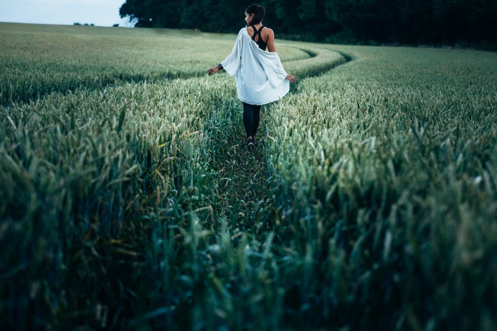 chemin fille seule