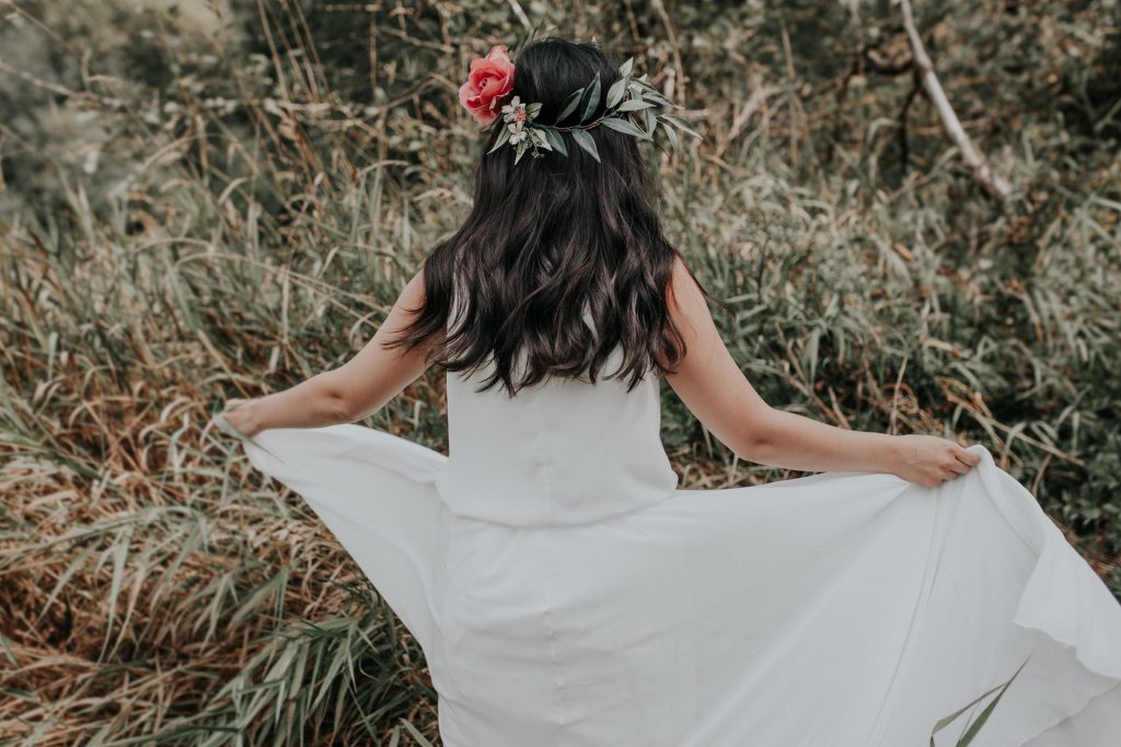 fille dos robe blanche