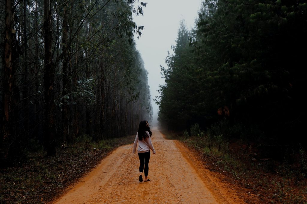 femme seule forêt