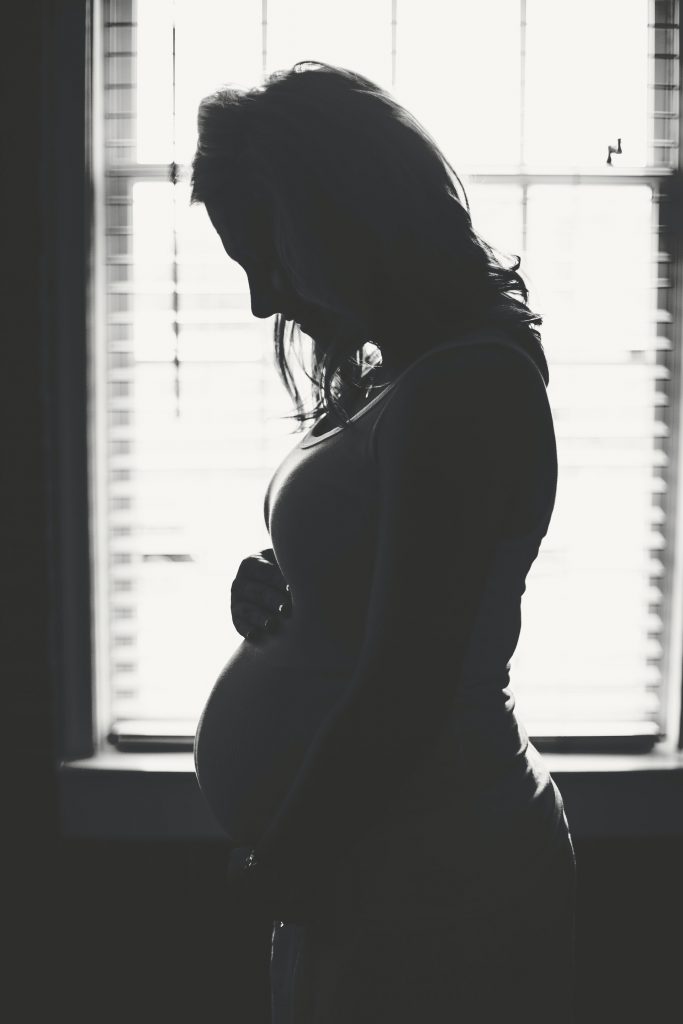 femme enceinte noir et blanc