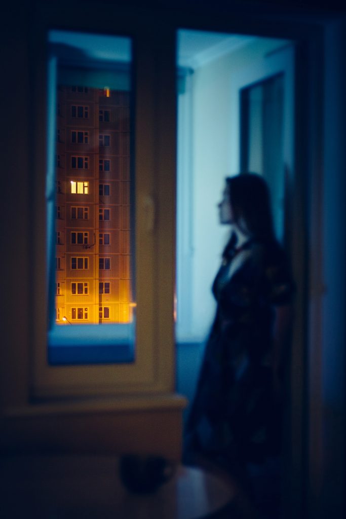 femme fenêtre appartement
