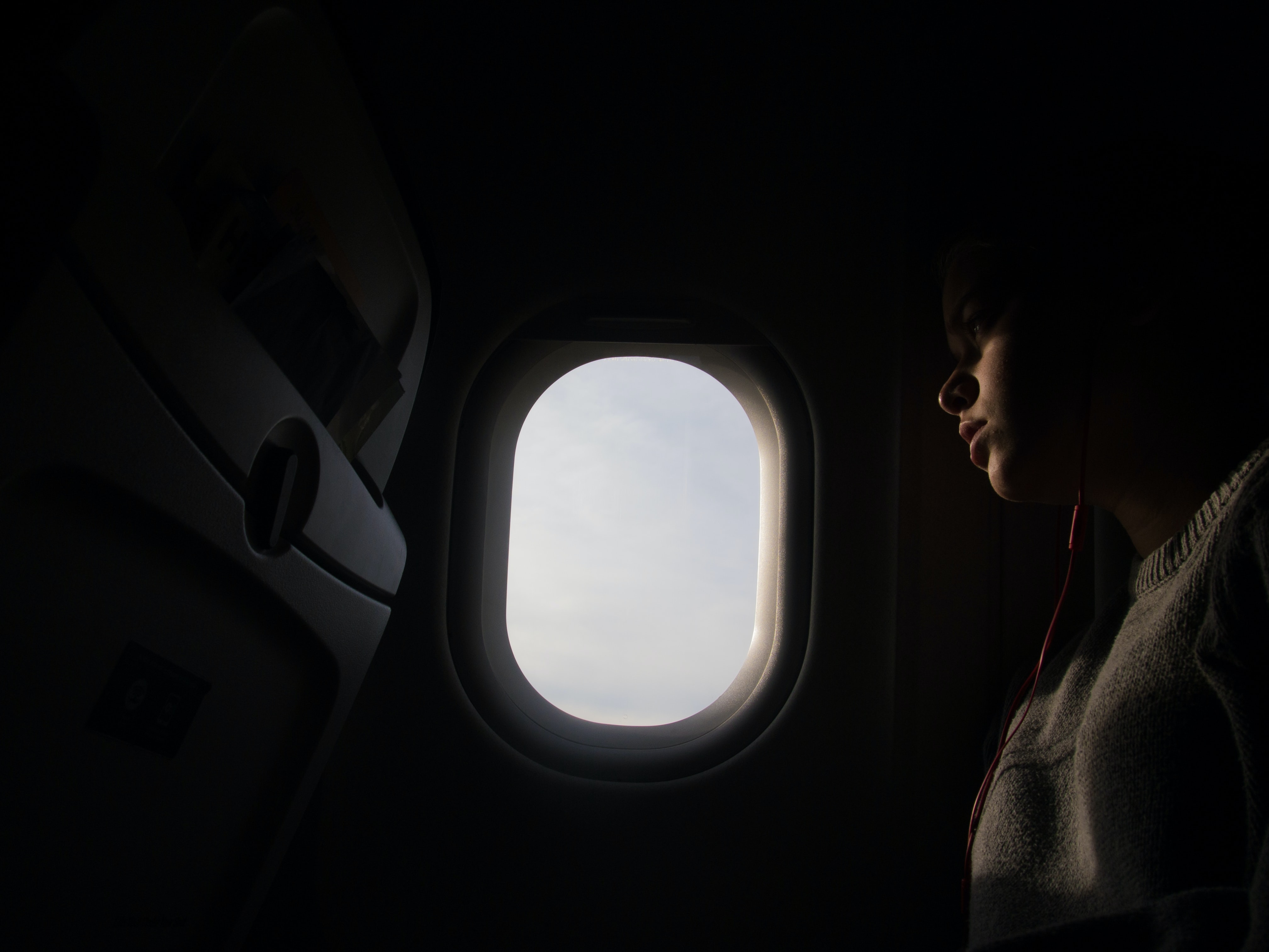 femme regarde hublot avion