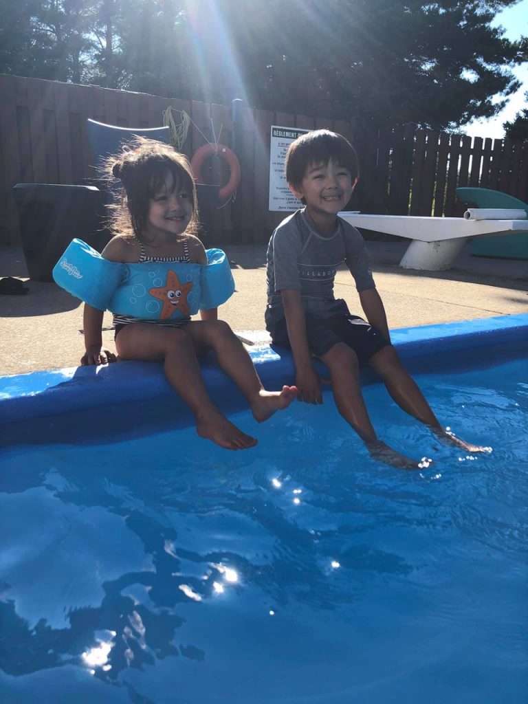 enfants piscine vacance