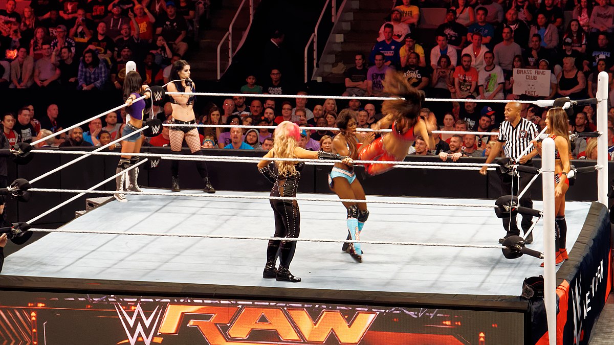 Des lutteuses sur un ring lors de WWE Raw