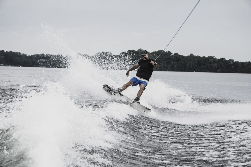 Homme qui fait du wakeboard