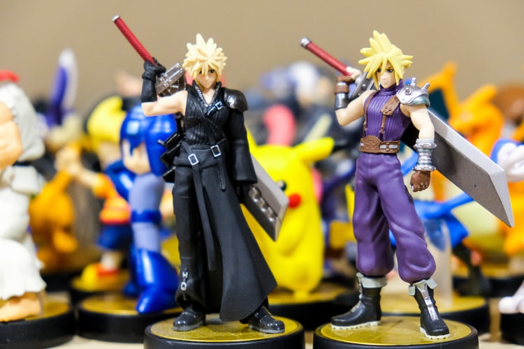 Photo de deux amiibos des figurines Cloud Strife, de Final Fantasy VII