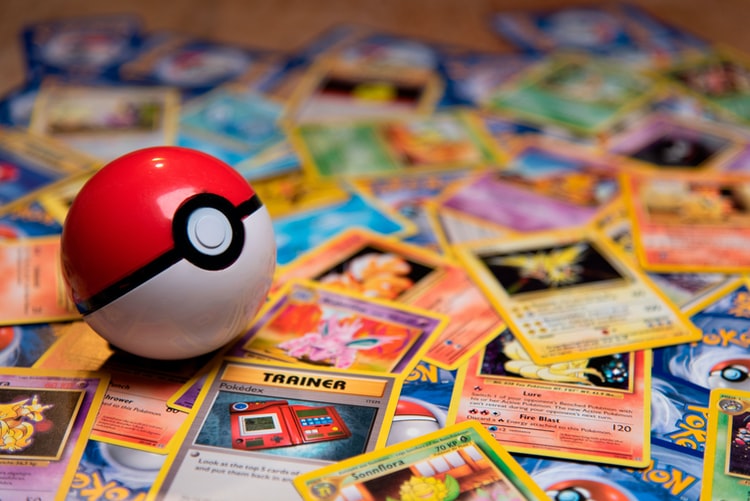 Pokeball sur un tas de cartes Pokémon.