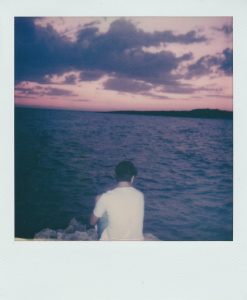 Polaroid d'une personne sur le bord de l'eau