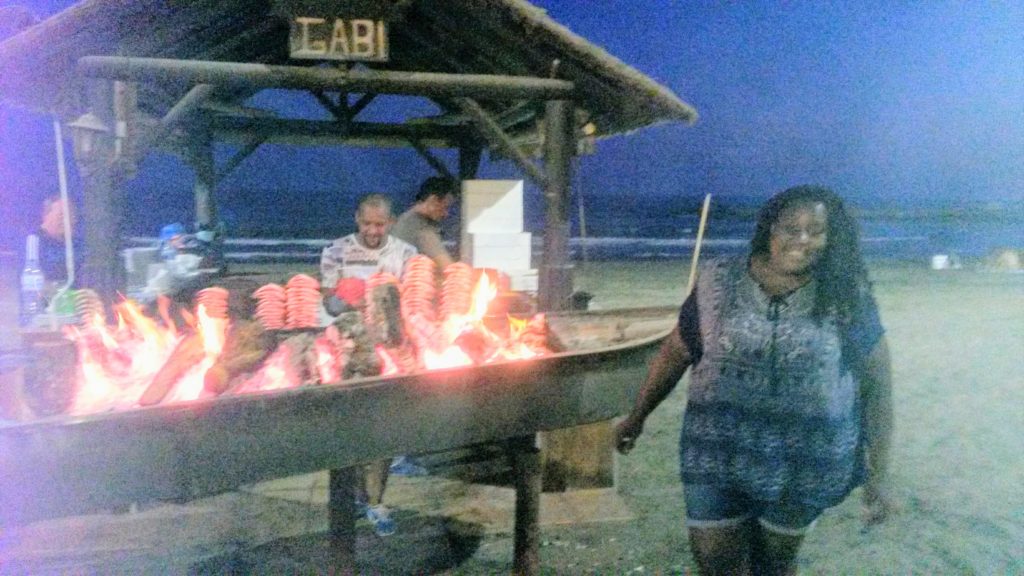 L'auteure profite de la plage et de la bonne cuisine du chiringuito Gabi