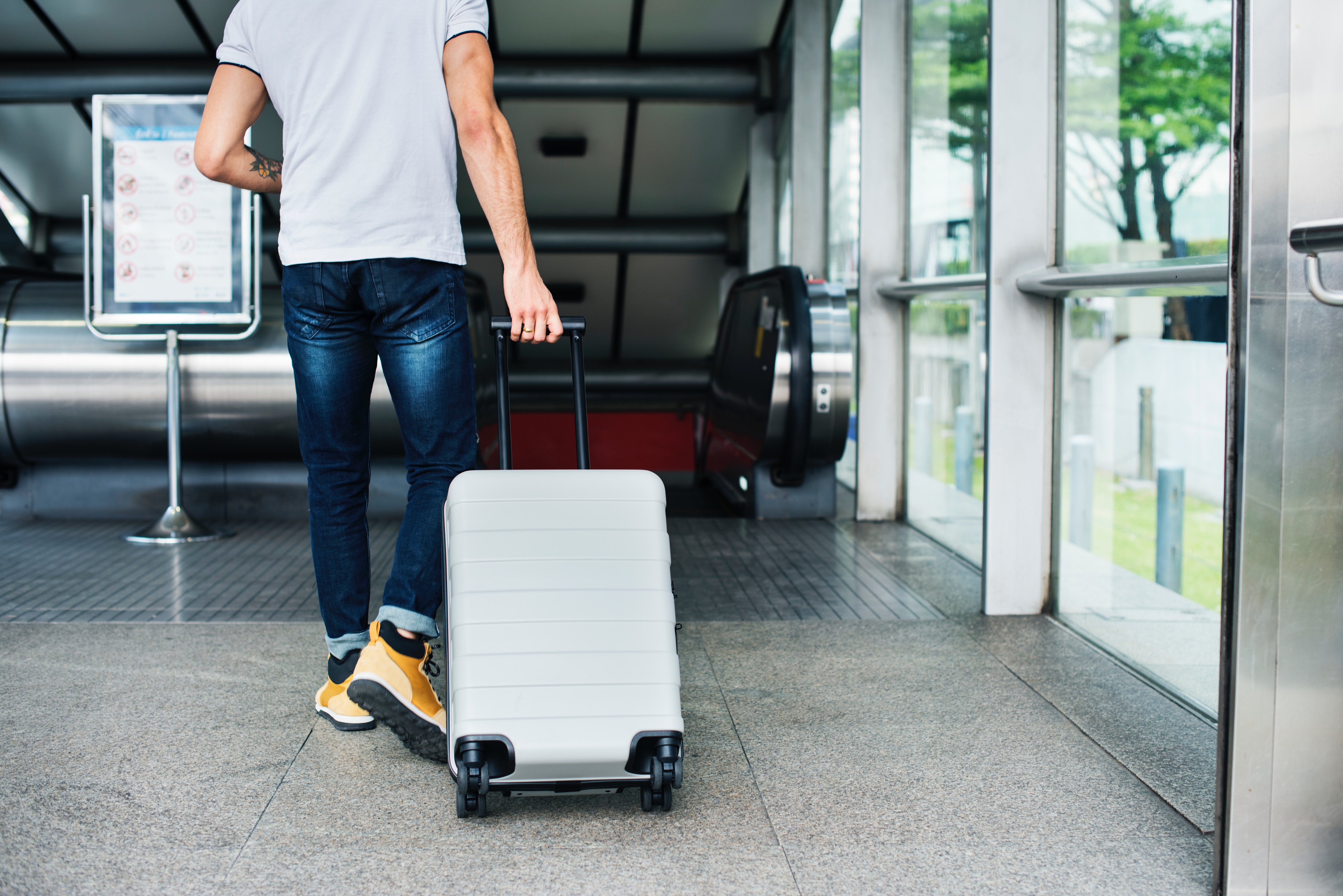 homme dans une valise