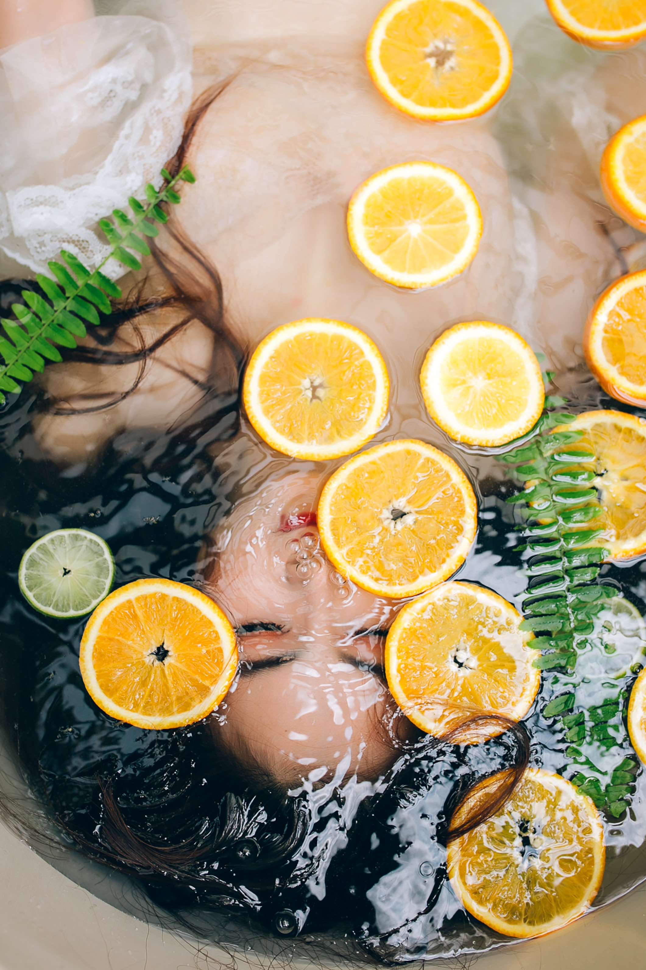 femme bain citrons