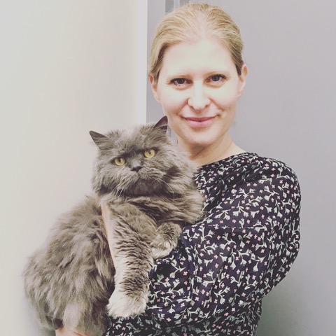 Lucie Hénault et un chat