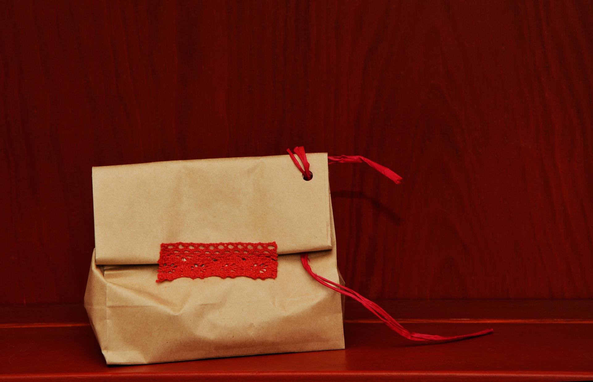 sac en papier brun rouge