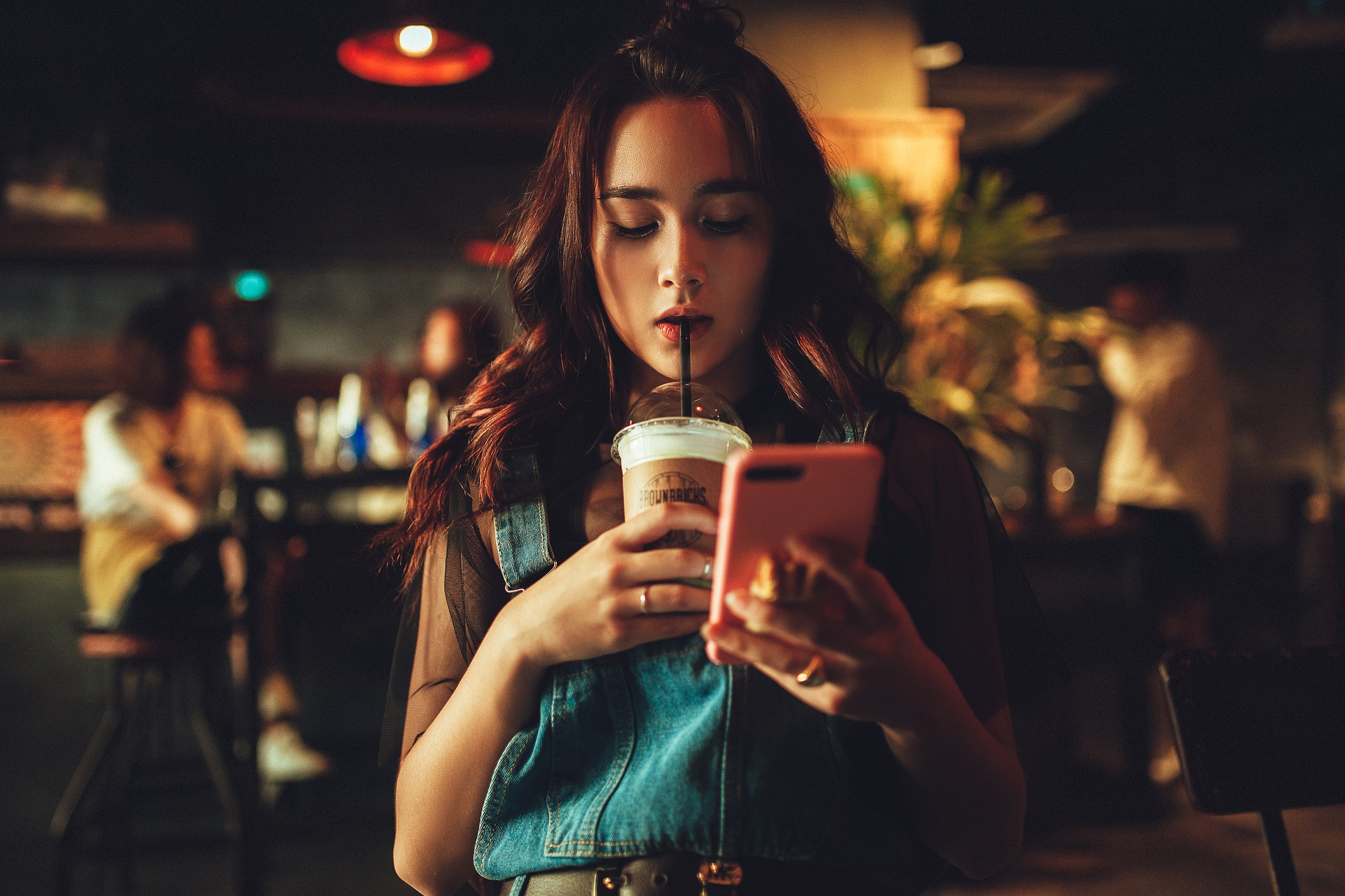 femme café glacé téléphone cellulaire