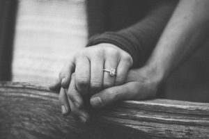 couple qui se tient les mains noir et blanc