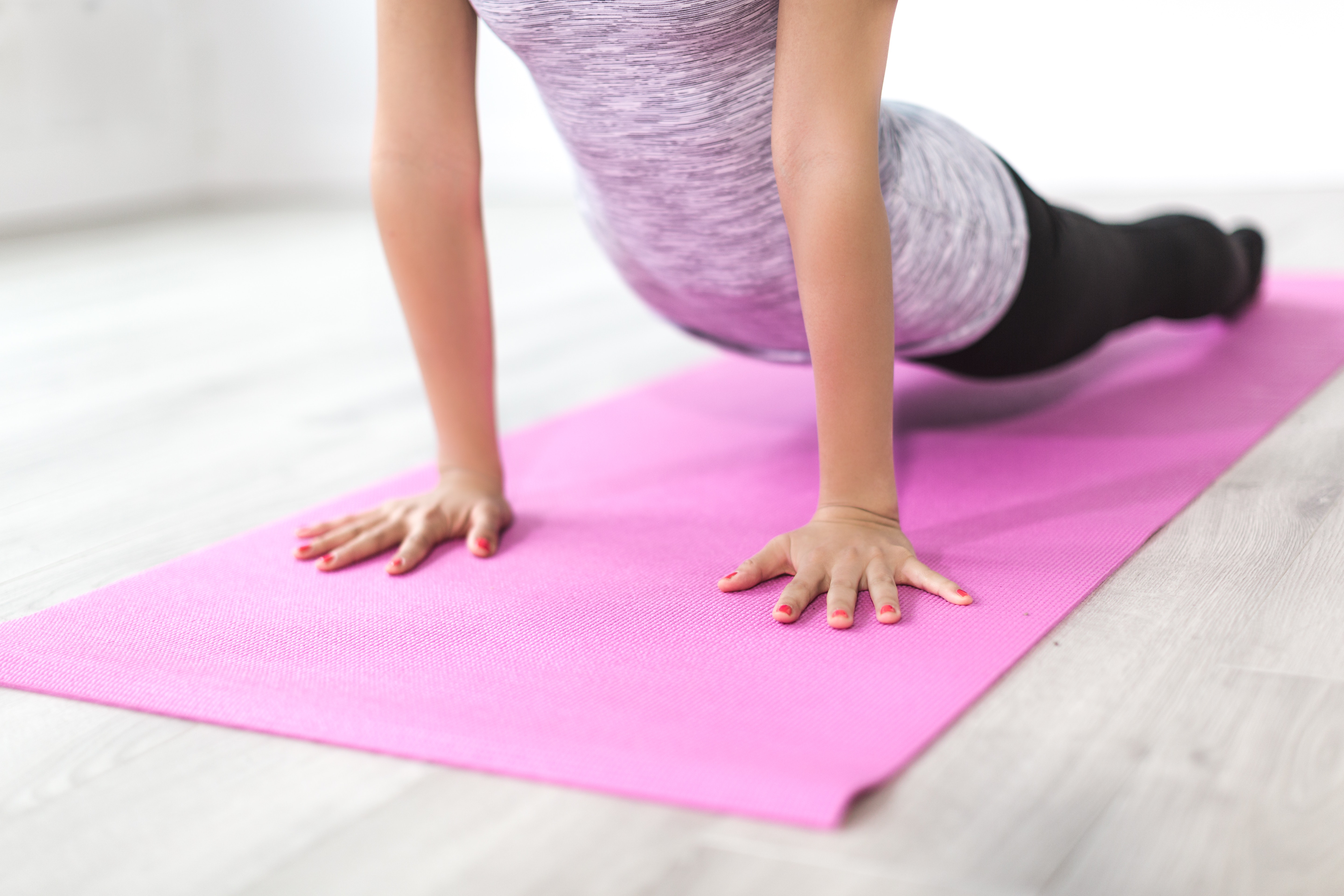 exercices étirements tapis de yoga