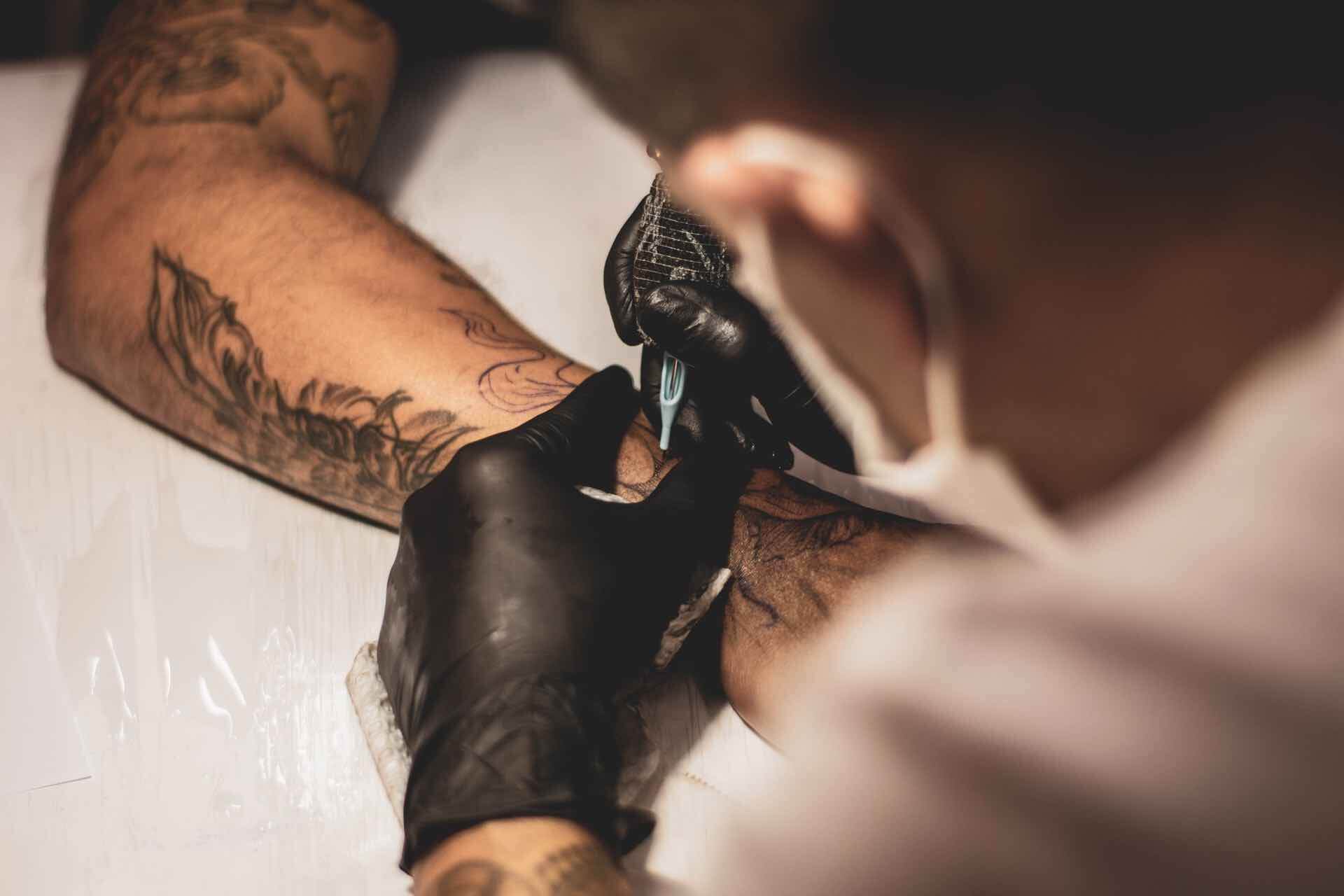 tattoo homme bras dessin encre