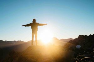 homme espoir soleil lumière montagne