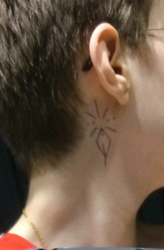 tatouage baguette oreille