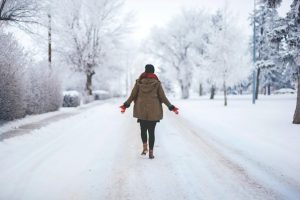 femme marche hiver