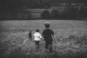 enfants, tout-petits, jouer, dehors, noir et blanc