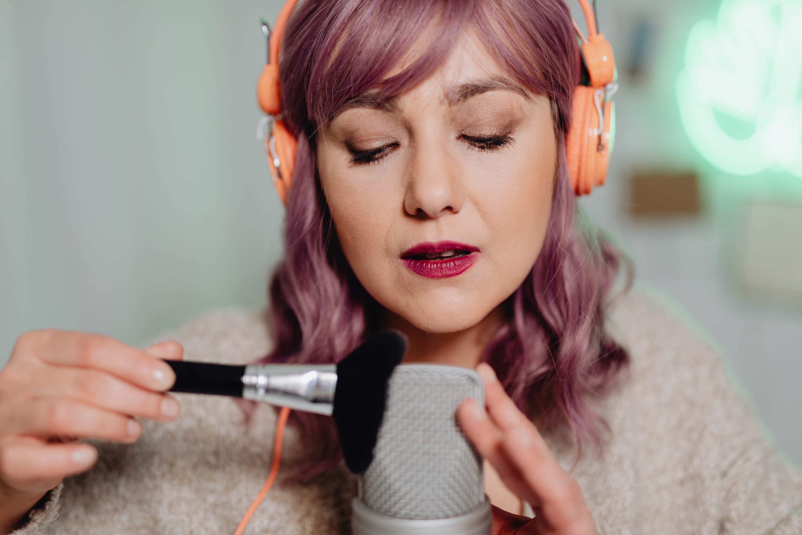 comment-l-asmr-peut-nous-aider-relaxer-et-nous-calmer-le-cahier