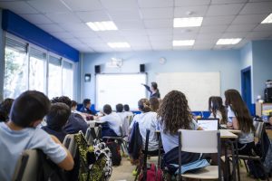 élèves dans une salle de classe