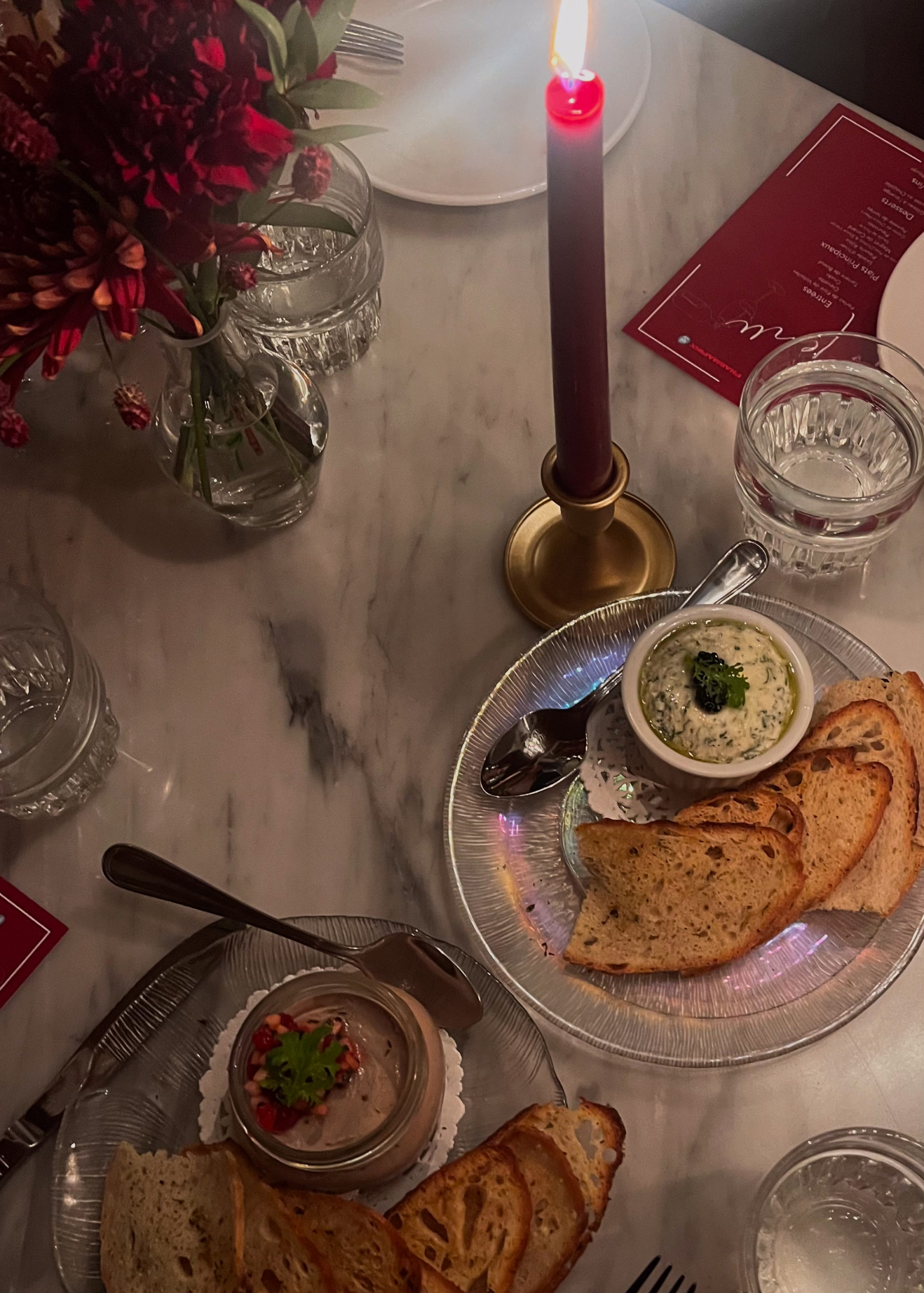 Le parfait de foie de volaille et le crudo de poisson